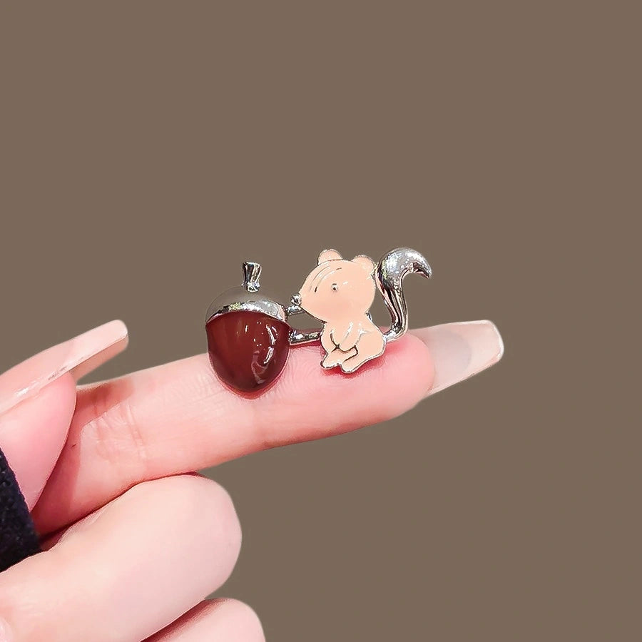 Squirrel Waist Tightener Pin variant image showing silver squirrel waist pin