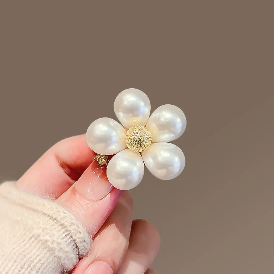 White Pearl Flower brooch variant image