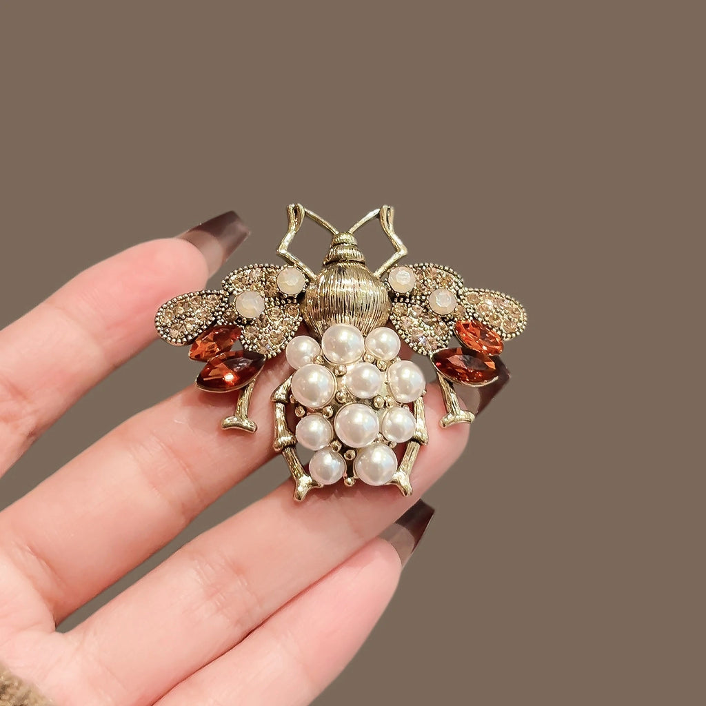 Bee brooch - product image 3