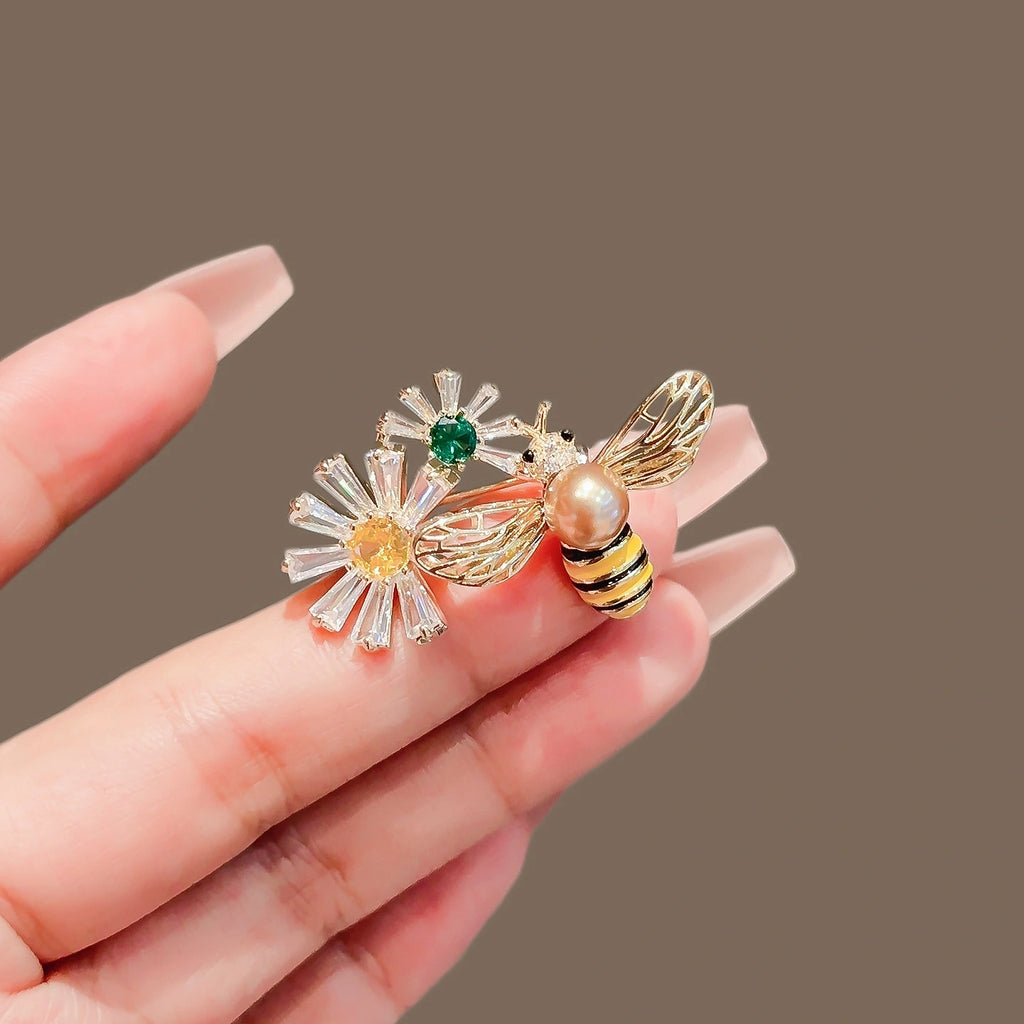 Bee brooch - product image 3