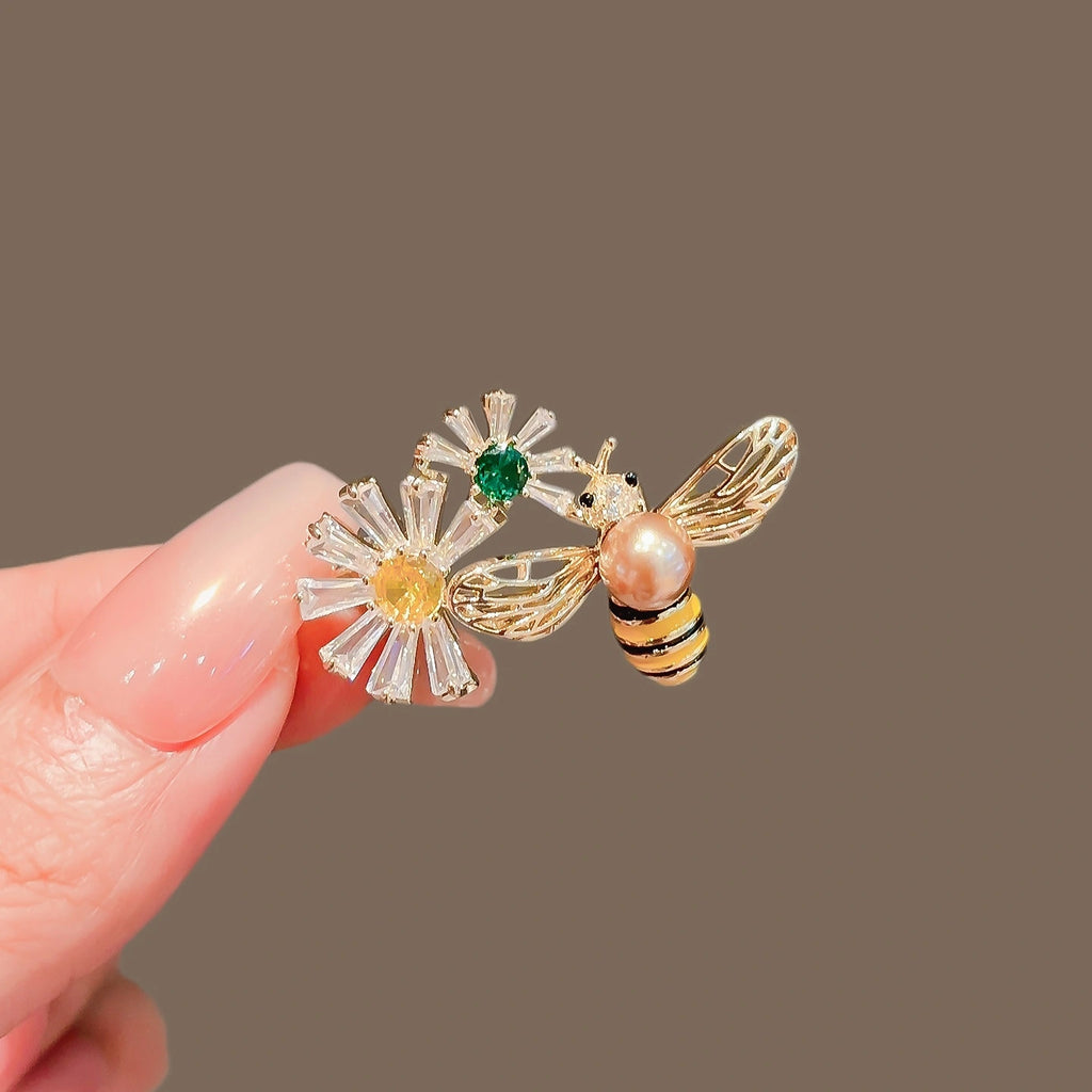 Bee brooch - Bee variant image