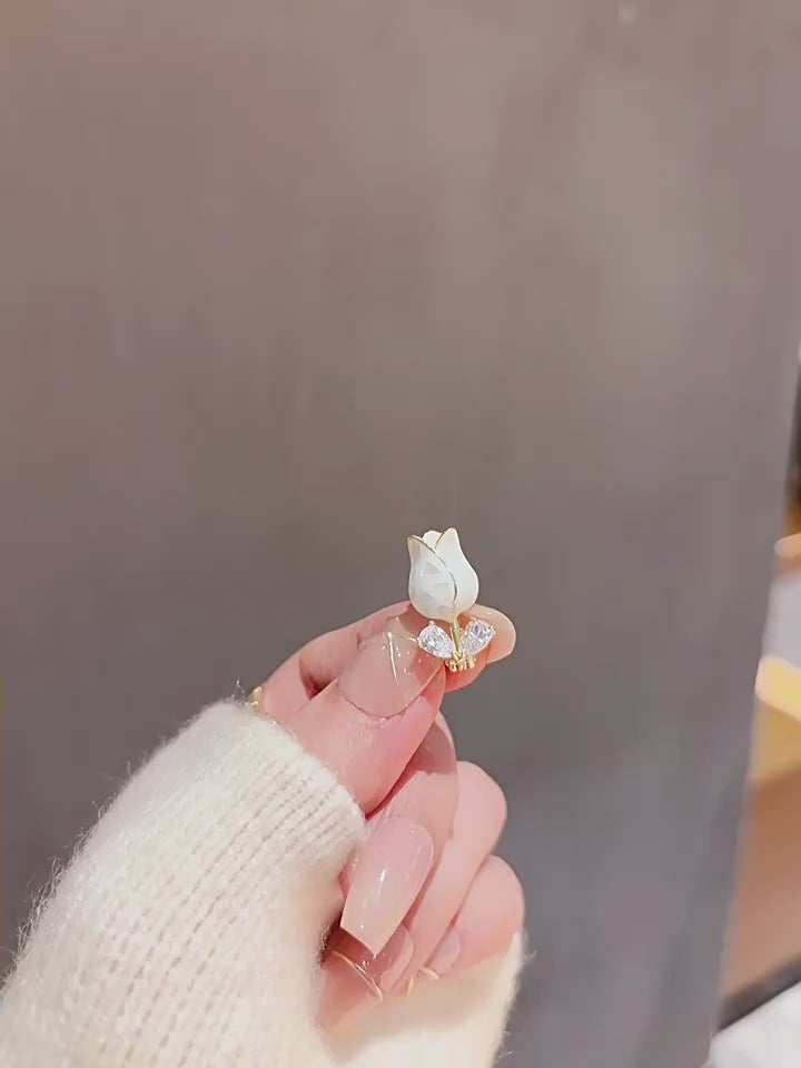 Shell Tulip Brooch video showing the tulip accessory