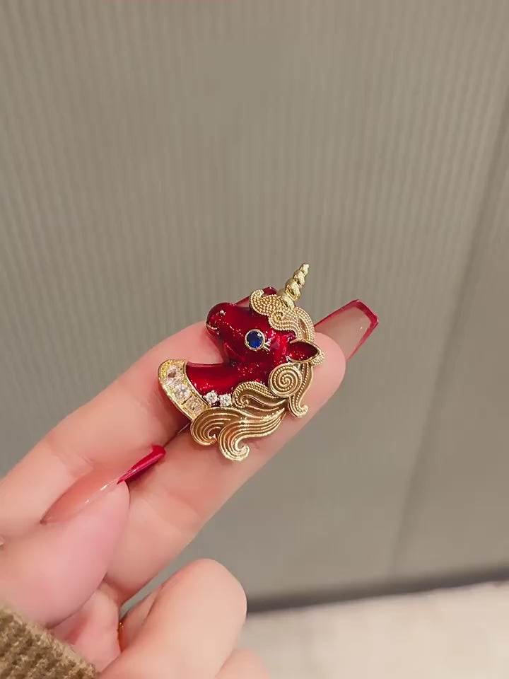 Unicorn brooch - product video 1