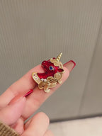 Unicorn brooch - product video 1