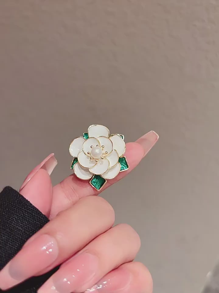 Camellia brooch - product video 1