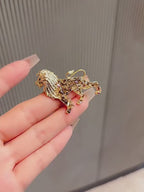 Lion brooch - product video 1