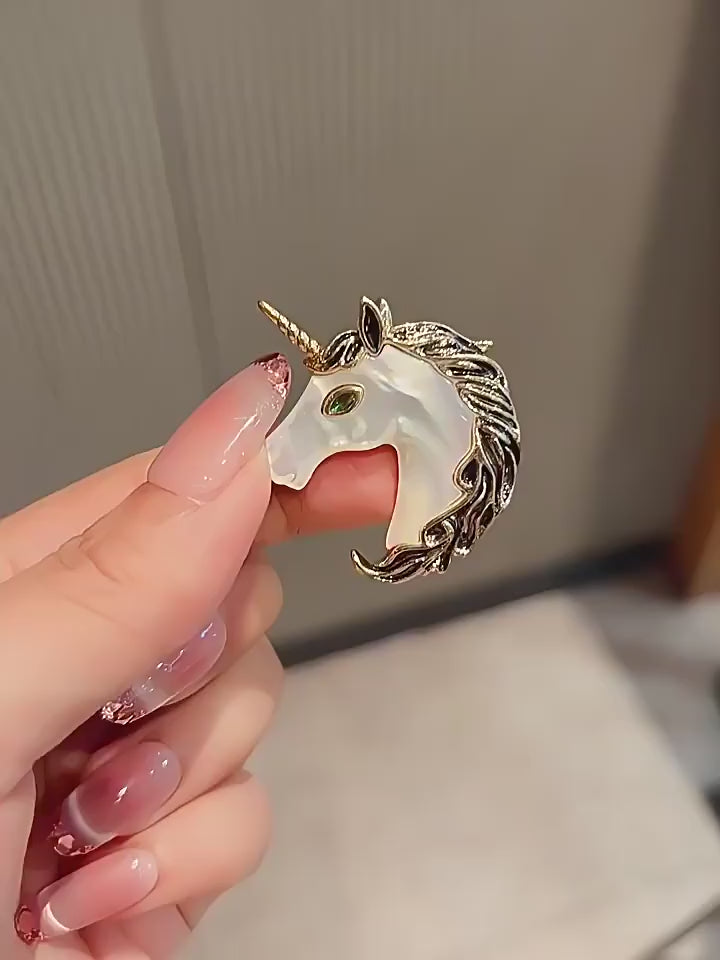 Unicorn brooch - product video 1
