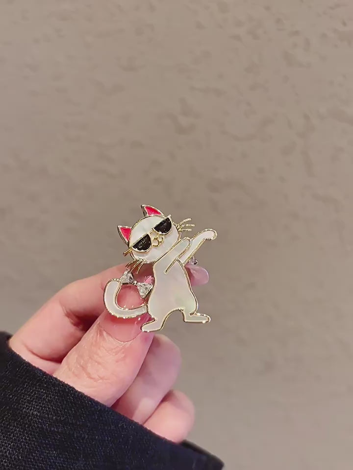 Cat brooch - product video 1