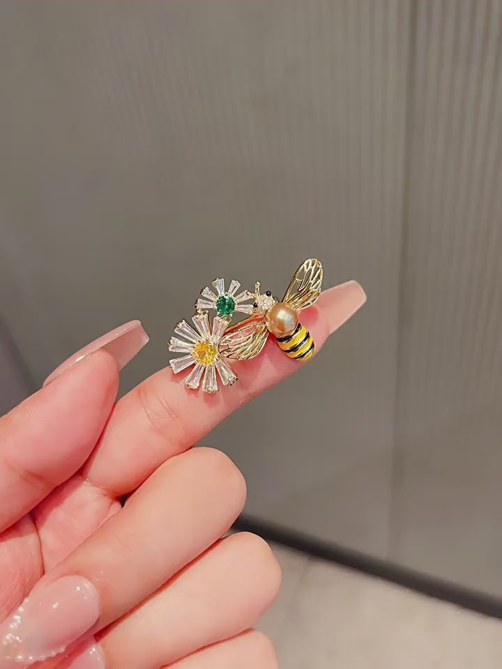 Bee brooch - product video 1