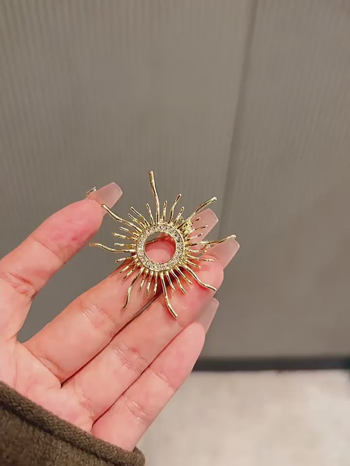 Sunburst Rhinestone Brooch video showing the sunburst star accessory