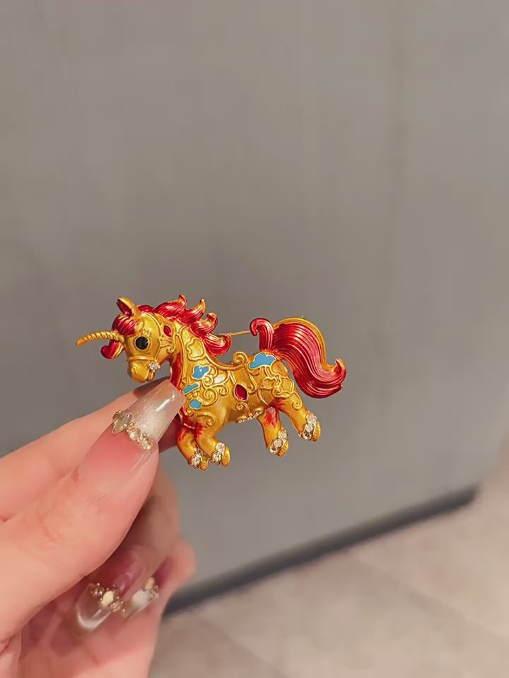 Unicorn brooch - product video 1