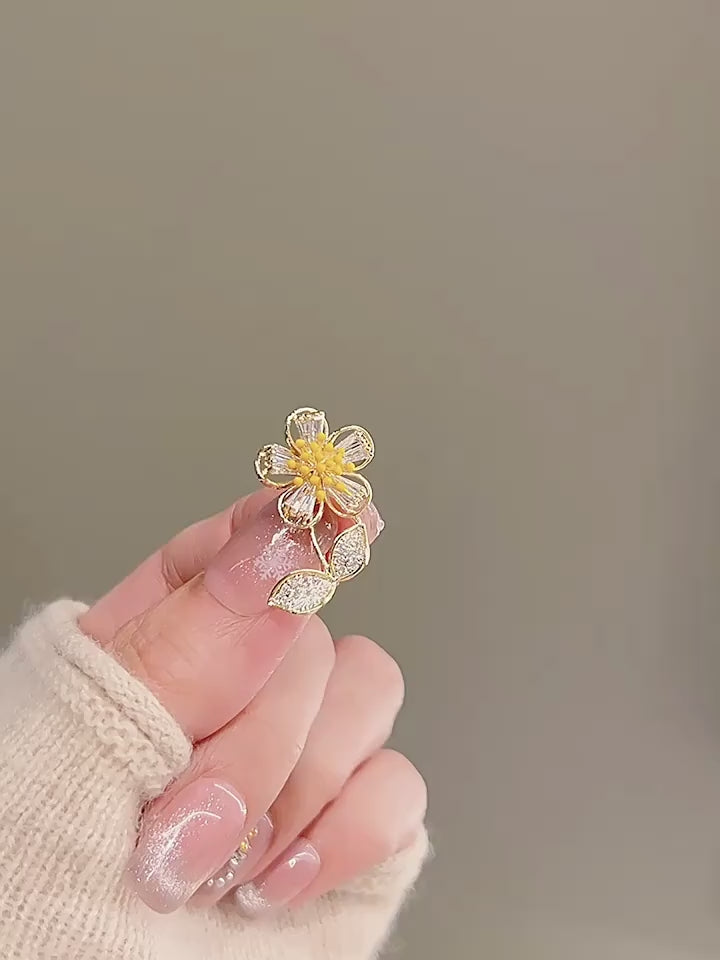 Yellow Daisy Brooch Pin - Floral Gift product video
