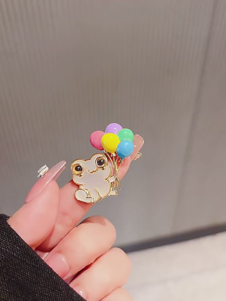 Frog brooch - product video 1
