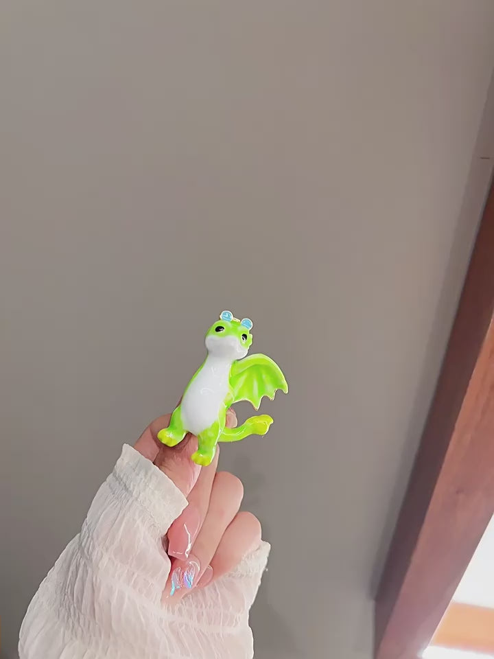 Dinosaur brooch - product video 1