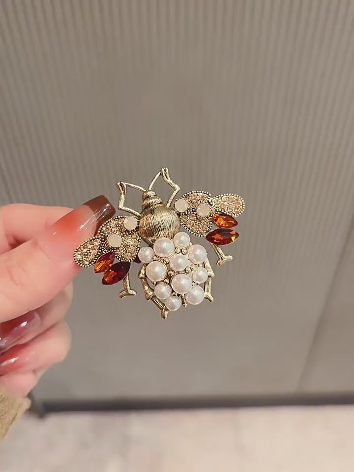 Bee brooch - product video 1