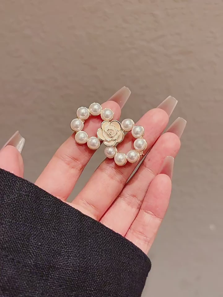 Pearl Camellia Waist Tightener Pin video showing the camellia flower accessory