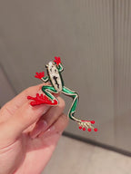 Frog brooch - product video 1