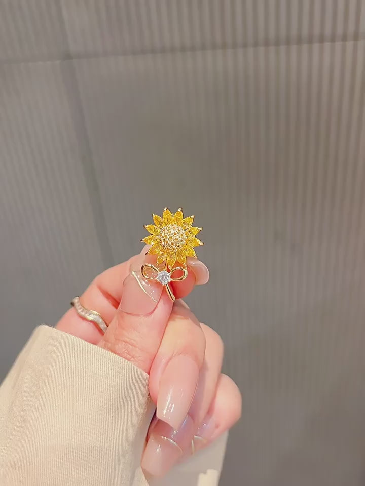 Sunflower Mini Brooch video showing the sunflower accessory