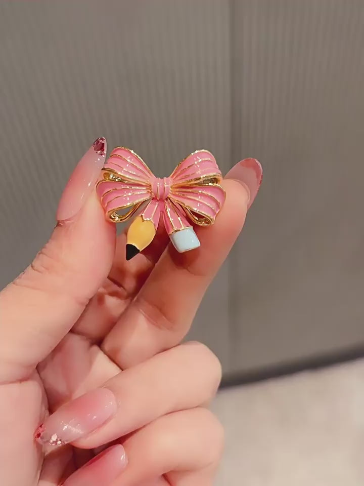 Floral brooch - product video 1