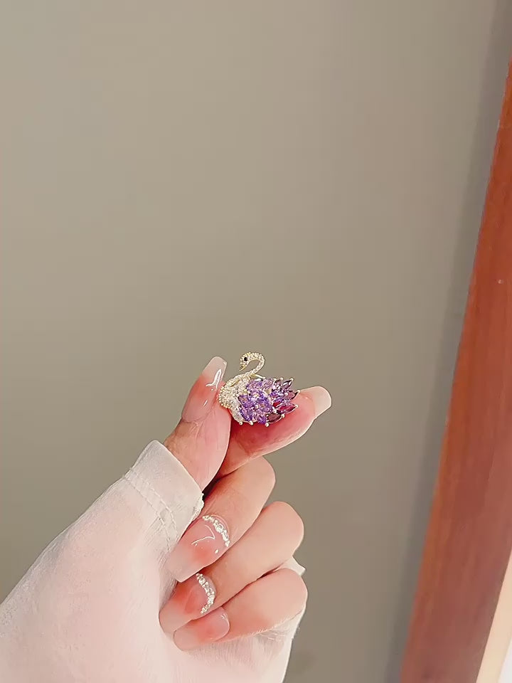 Crystal Swan Magnetic Brooch video showing the swan accessory