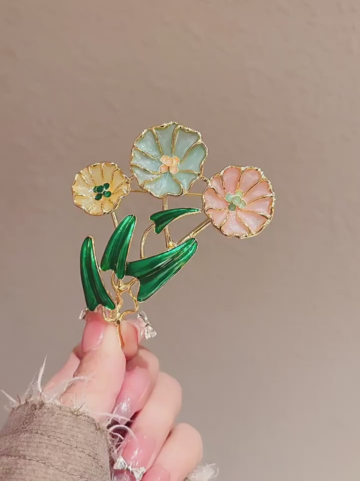 Floral brooch - product video 1